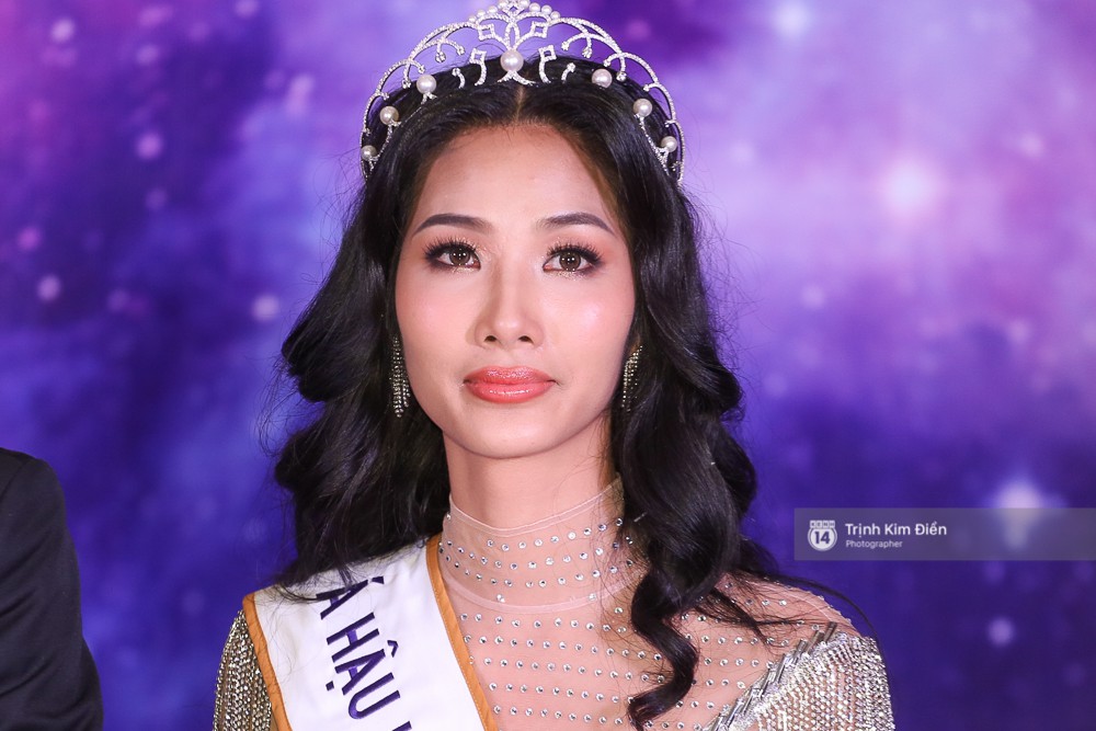 Hoàng Thùy suýt bật khóc: Đây là kết quả xứng đáng cho những người phụ nữ có xuất phát điểm như tôi và HHen Niê Hoàng Thùy suýt bật khóc: Đây là kết quả xứng đáng cho những người phụ nữ có xuất phát điểm như tôi và HHen Niê
